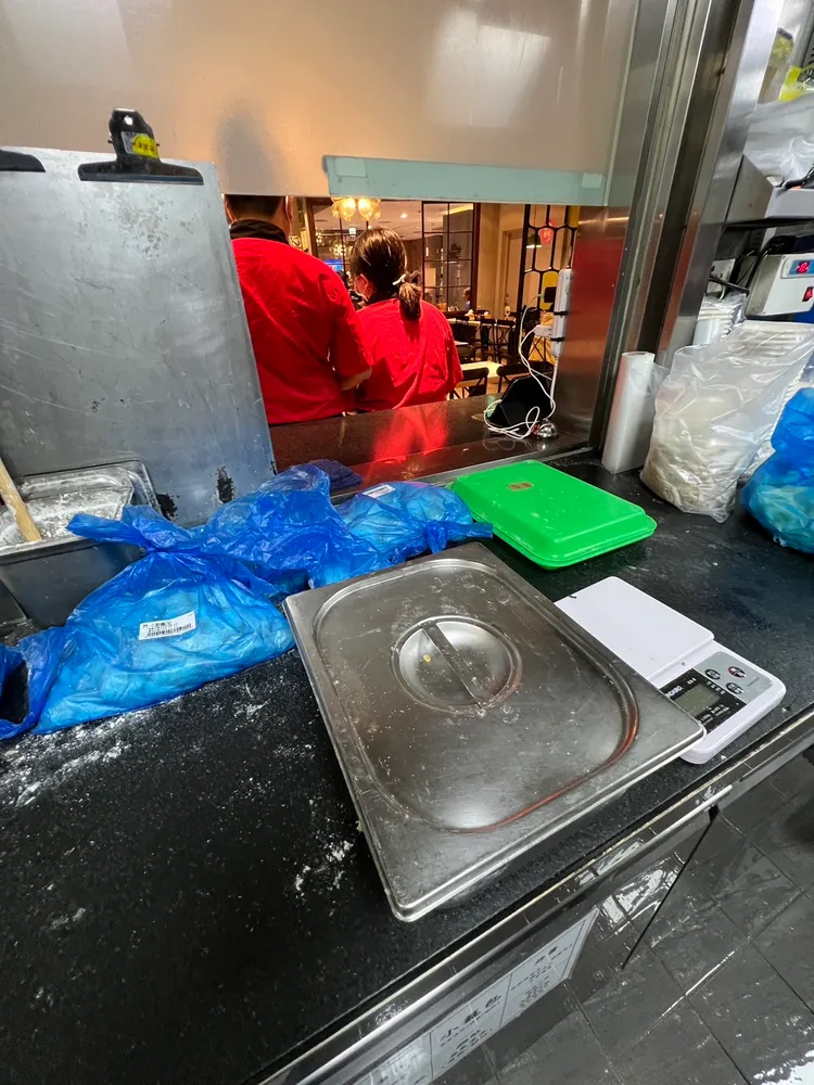 衛生局稽查朱記，查獲生熟食作業區無法區隔等缺失。北市衛生局提供