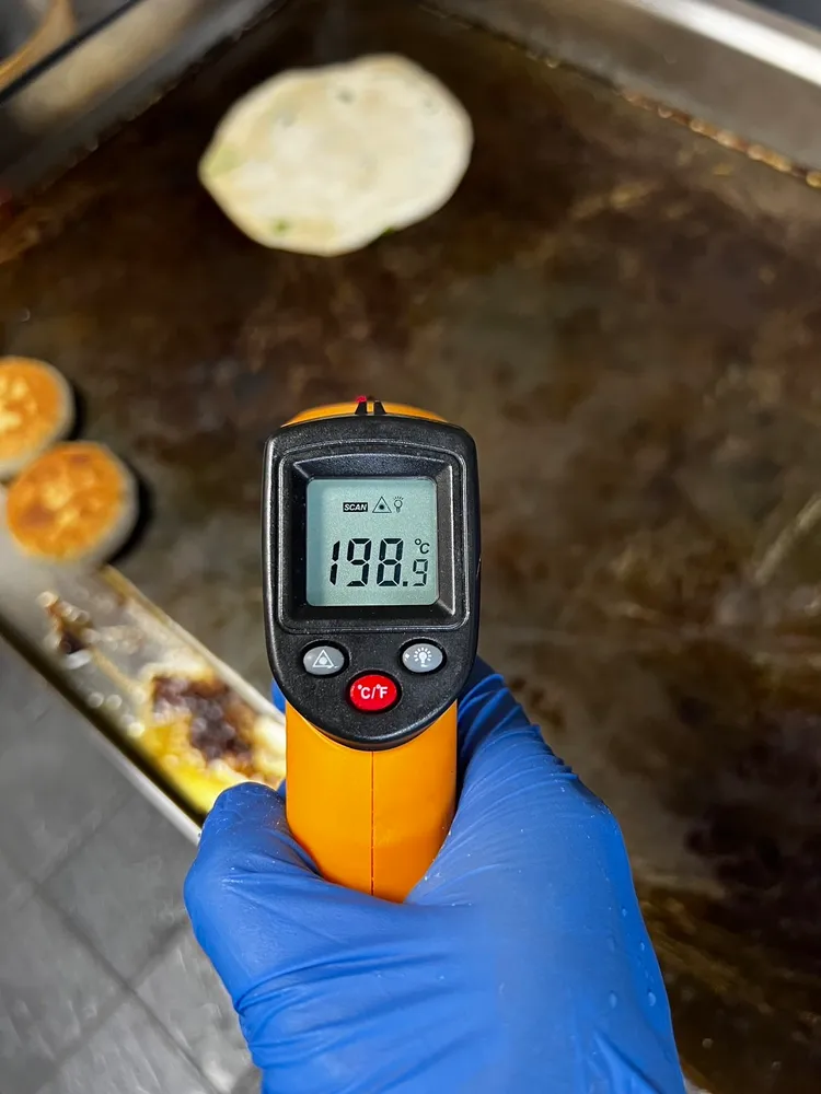 衛生局稽查朱記，查獲煎台溫度無法顯示等缺失。北市衛生局提供