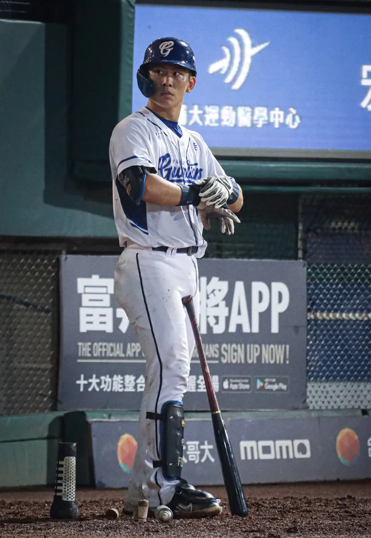 富邦悍將的狀元郎戴培峰就分享自己把錢交給家人，不迷失在高簽約金當中。翻攝自富邦悍將粉專