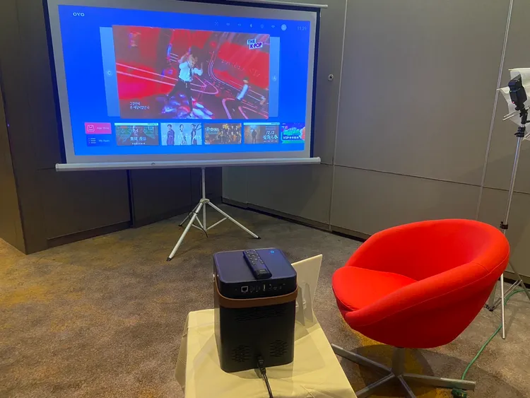 OVO首款超旗艦Ultra HD智慧投影機「真4K無框電視」K9，贊助預購價3萬9588元。陳揚盛攝