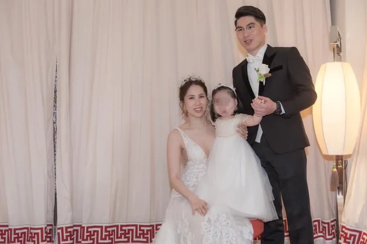 余苑綺（左）、Gary當年結婚，帶女兒樂樂出席，一家和樂。翻攝余苑綺臉書