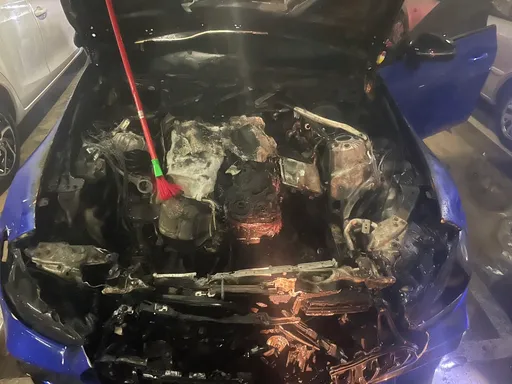 賓士突自燃釀火燒車 車主剛過戶損失慘重