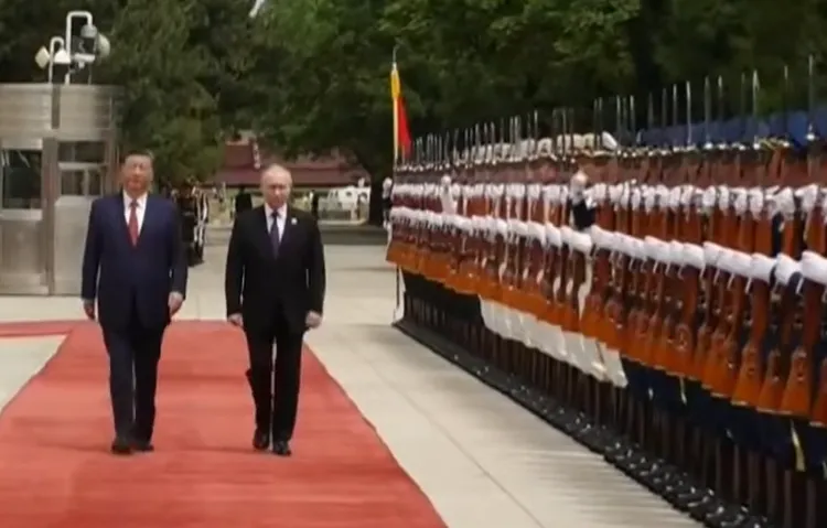 中國國家主席習近平（左）以軍禮歡迎俄羅斯總統普丁。翻攝央視網
