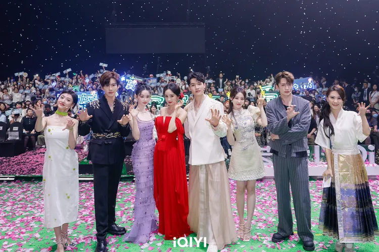 楊冪（左四）、龔俊（右四）以及郭曉婷、魏哲鳴、胡連馨、祝緒丹與楊仕澤共同出席《狐妖小紅娘：月紅篇》發佈會。愛奇藝國際站提供