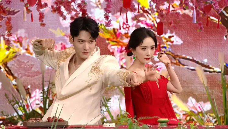 楊冪（右）與龔俊合體吸睛。愛奇藝國際站提供