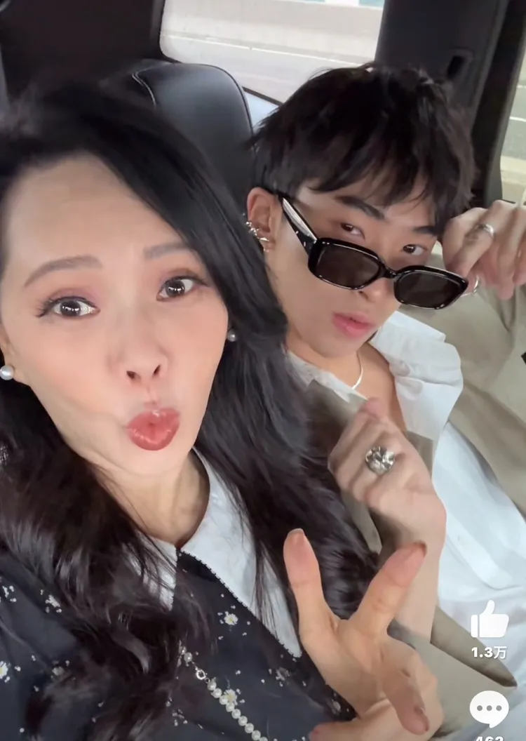 伊能靜（左）以兒子為榮。翻攝伊能靜微博