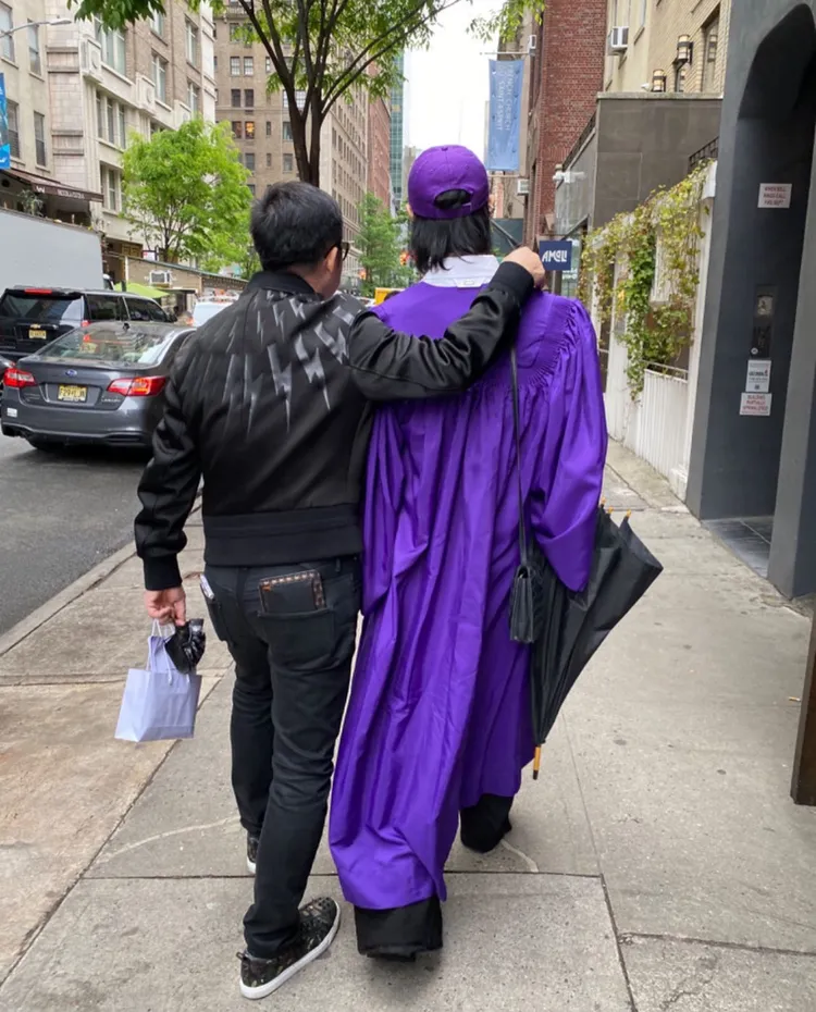 哈林（左）放上和兒子的背影照。翻攝哈林IG