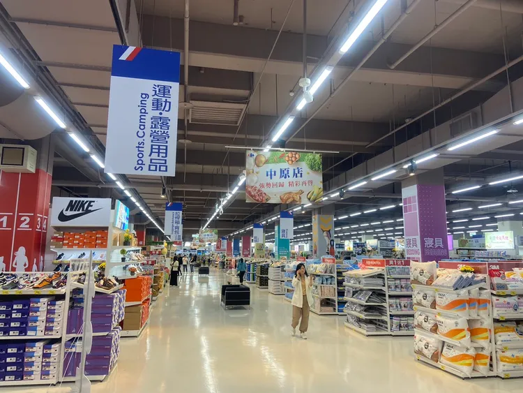 中原店重新裝潢打造出3000坪賣場空間。陳揚盛攝