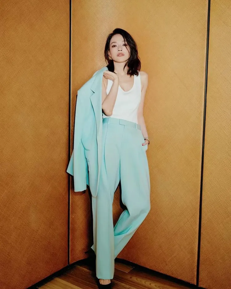 舒淇另套藍色西裝造型也很迷人。翻攝舒淇IG