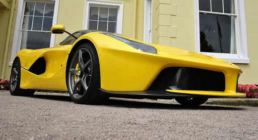 婦騎車撞「1600萬法拉利」 1根保險桿要賠130萬!一原因判決反轉