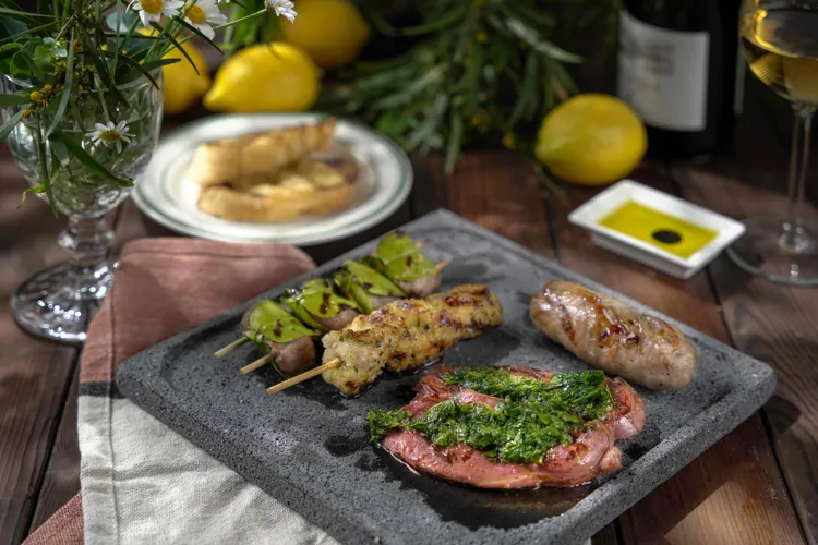 熱前菜有碳烤牛肝及豬肝等，就像台灣各式小吃拼盤的搭配。業者提供