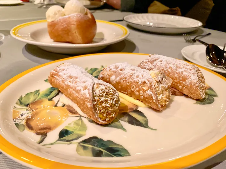 甜點有西西里卡諾里捲選擇。莊偉祺攝