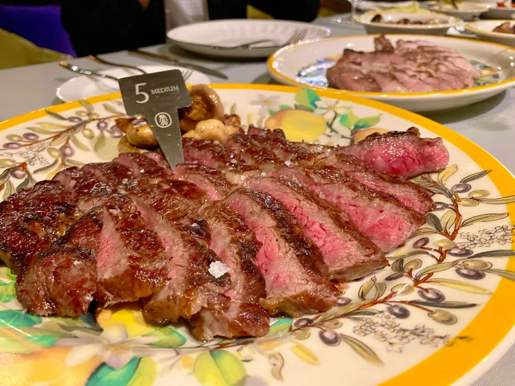 牛排等餐點皆以西西里海鹽及橄欖油簡單調味。莊偉祺攝