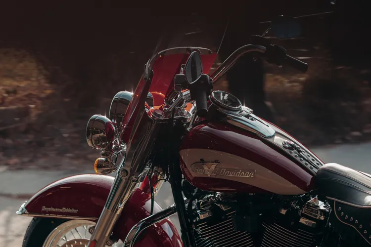 2024 Hydra-Glide Revival全球限量版，配備可拆卸式的雙色擋風鏡。原廠照片