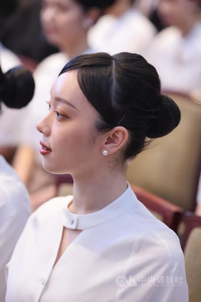 禮賓人員女裝首度以褲裝形式呈現，上衣採微高領形式，加入簍空領口與圓弧肩線。中央社