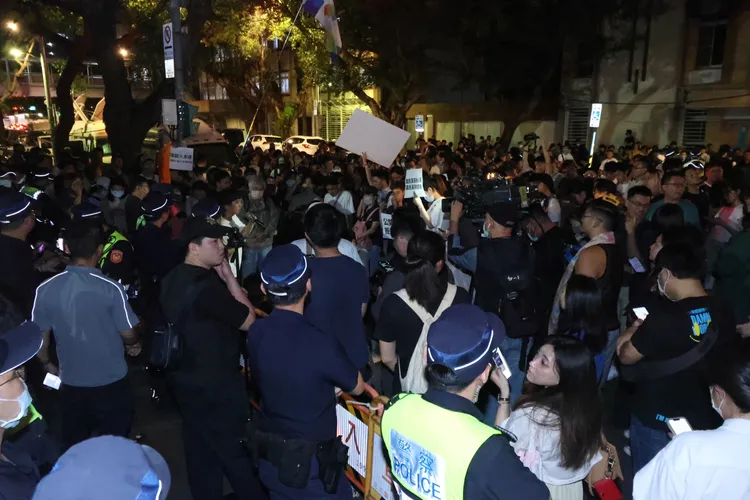 400青年集結在立法院門口。彭欣偉攝