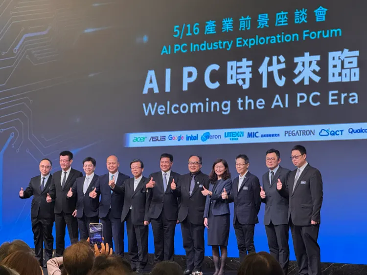 各位專題演講、座談與談人上台合影。呂承哲攝