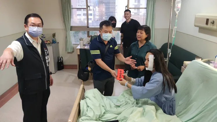捐助紅包探望傷者，希望傷者可以得到更好的照護；台中市警局副局長魏慶賢（左）、愛爾麗集團特助張富榮（左2）。讀者提供