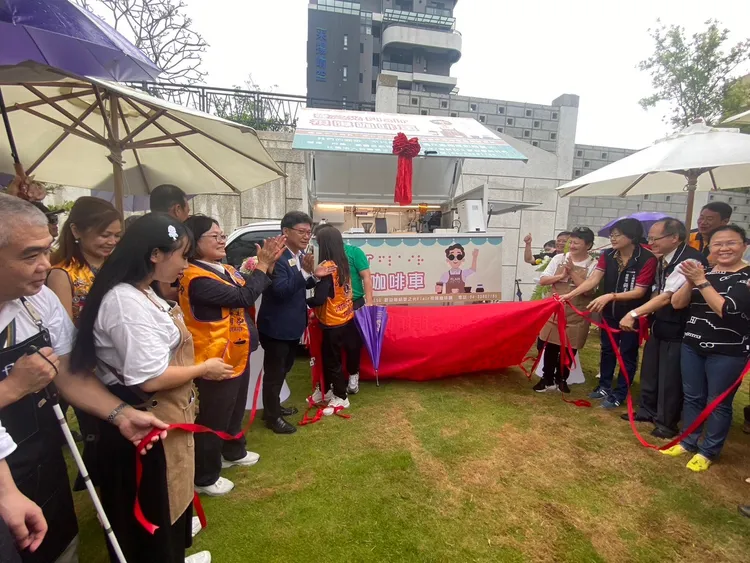 視障咖啡車在各界祝福下溫馨揭幕。愛之光提供