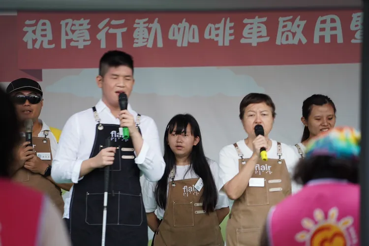 視障咖啡師獻唱快樂天堂感謝支持的善心者。愛之光提供