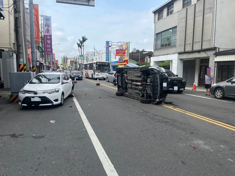 休旅車輕輕撞一下就側翻。民眾提供