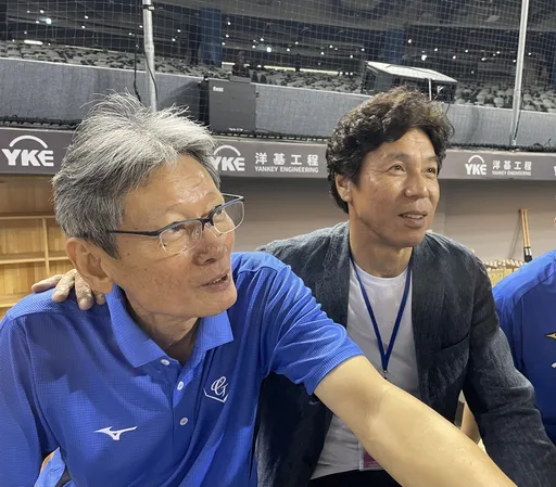 日職傳奇秋山幸二來台 被拱秀招牌「後空翻」!他笑:太恐怖了