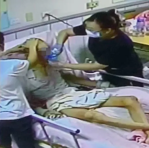 孫男出現狀況後，護理師才忙抽痰。家屬提供