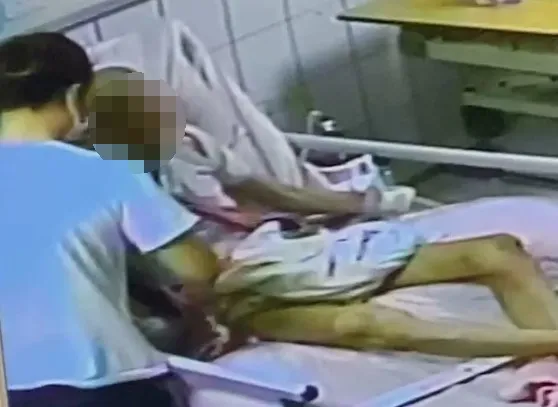 照顧服務員發現孫男有異樣，趕緊解開束縛。家屬提供