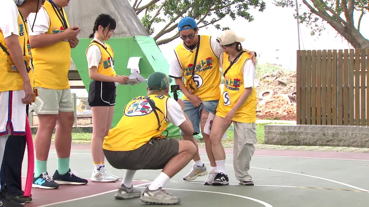 阿喜（右）露長腿闖關，風田（前）樂當攝影師。台視提供