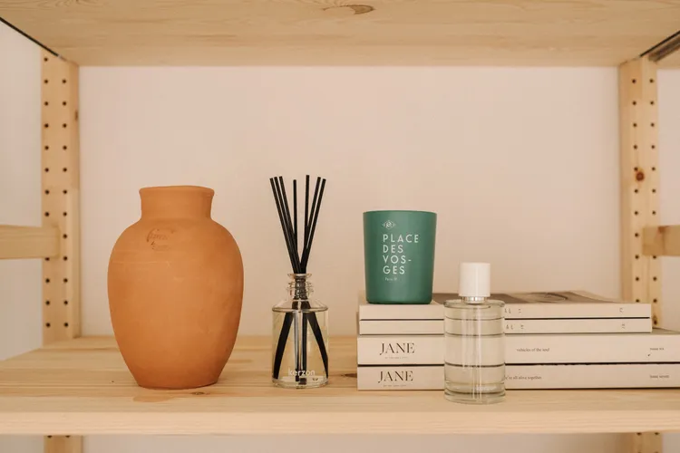 KERZON孚日廣場室內擴香#玫瑰/天竺葵，200ml／2600元；香氛蠟燭，190g／1600元。品牌提供