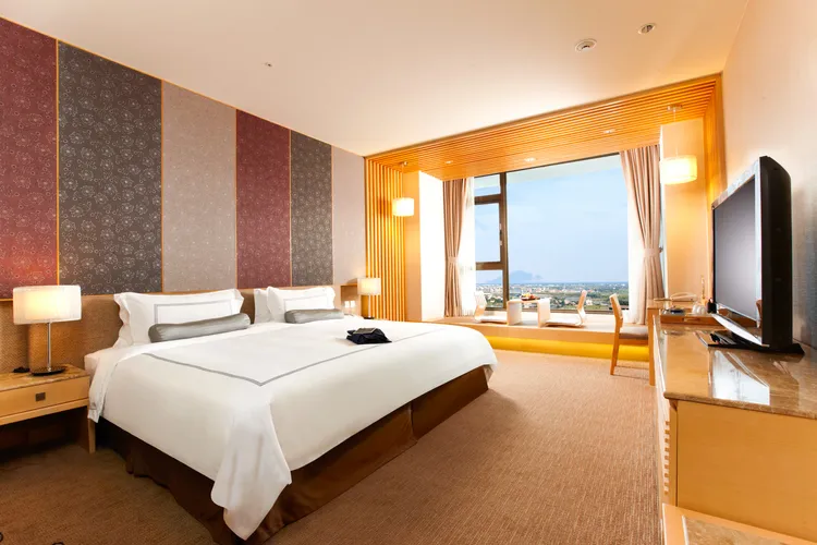 長榮鳳凰酒店歡慶14周年推出「鳳凰遊雙城」優惠，入住礁溪年度一泊二食專案，就送台中鳳凰酒店平日雙人住宿券一張。業者提供