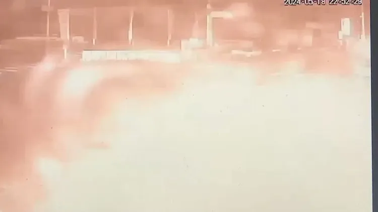 罐子內鞭炮引爆時，監視器畫面一片火光。民眾提供