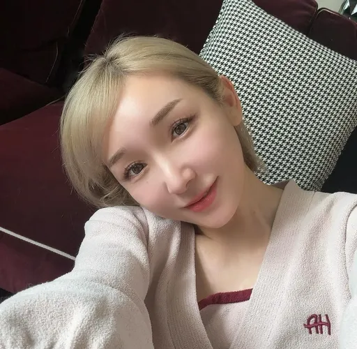 加護亞依被爆陪酒帶出場 鬼祟遮臉辣腿露餡