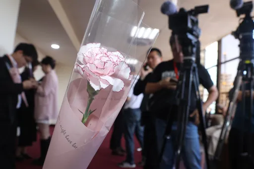 韓國瑜超暖！大送1500朵康乃馨賀母親節　藍白委超嗨狂拍照