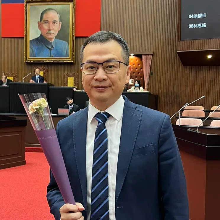 羅智強跟韓國瑜送的康乃馨合影。羅智強攝