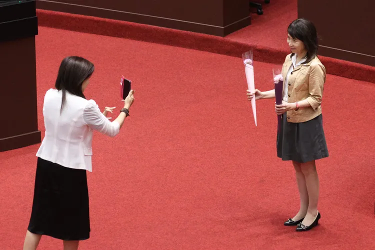 白委陳昭姿替麥玉珍拍照。彭欣偉攝