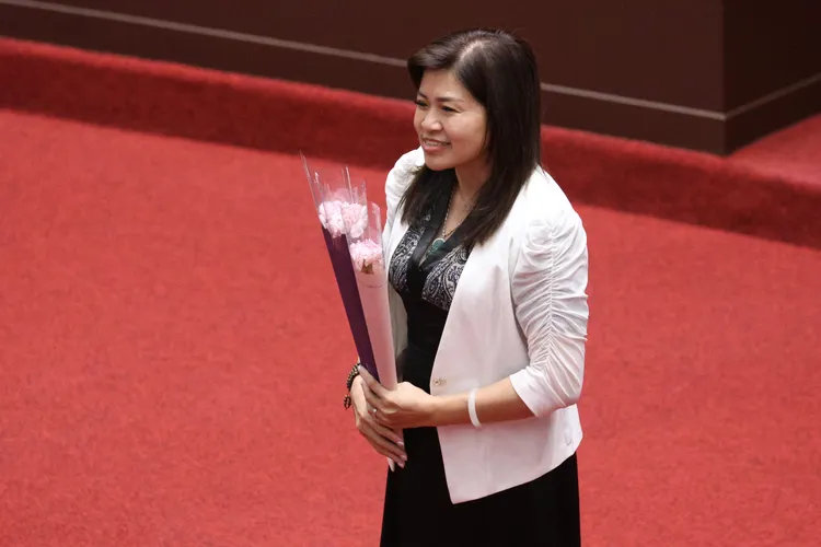 白委陳昭姿跟麥玉珍開心的跟康乃馨合影。彭欣偉攝