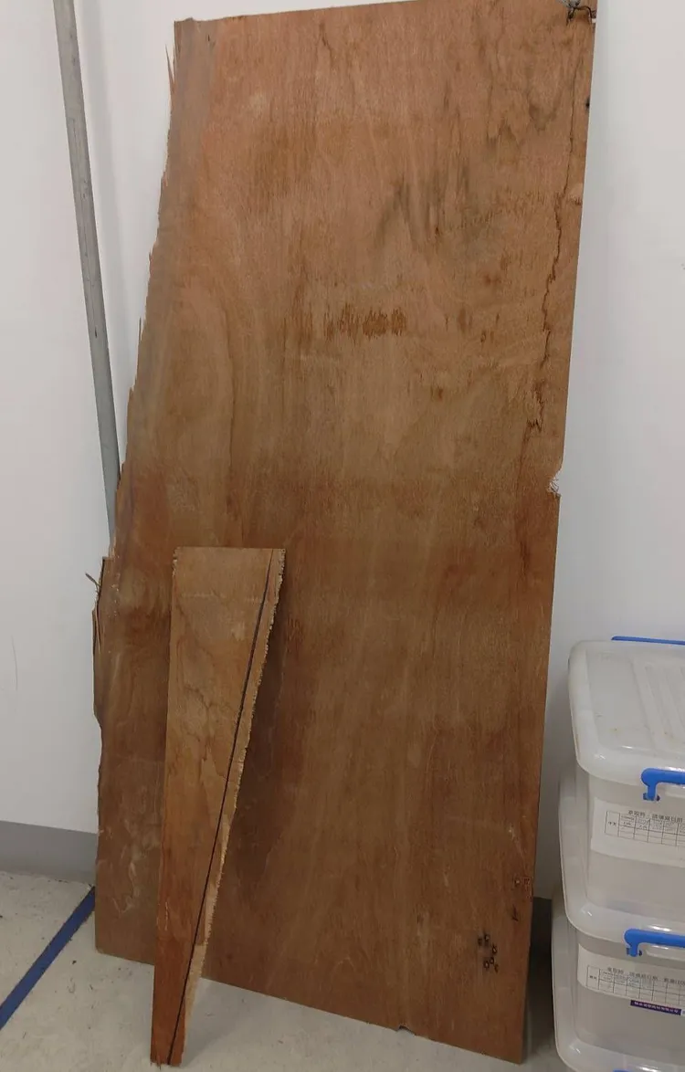 機場捷運軌道今天下午掉落美耐板。桃園市府提供