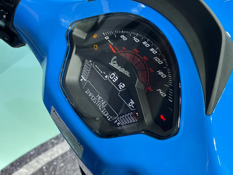 Vespa升級版Primavera和Sprint儀表板採用類比+多功能數位顯示液晶螢幕。林浩昇攝
