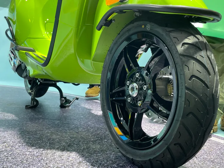 Vespa Primavera配備新的五芒星造型輪圈。林浩昇攝