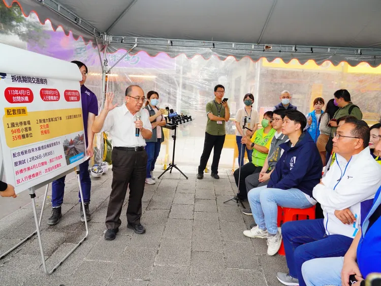 水利局長宋德仁表示，目前既有主橋已完成拆除作業，8月將可先行開放兩岸臨時人行便橋。水利局提供