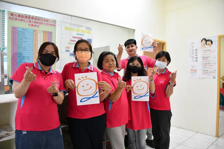 陽光樂齡機構員工跨足不同世代，共事融洽。分署提供