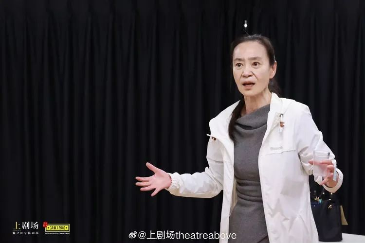 劉雪華素顏排練模樣。翻攝上劇場微博