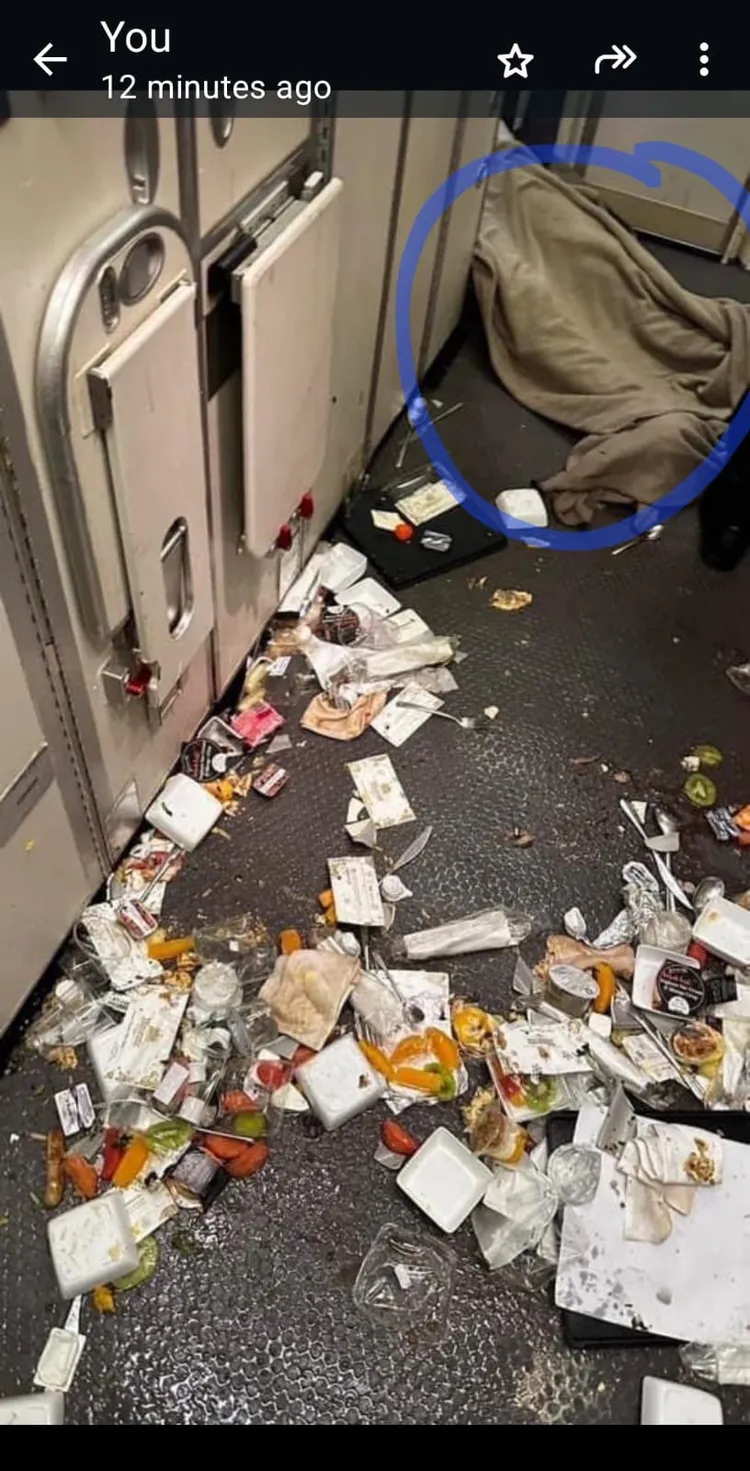 新加坡航空遇到亂流造成嚴重傷害。翻攝X@BanditOnYour6