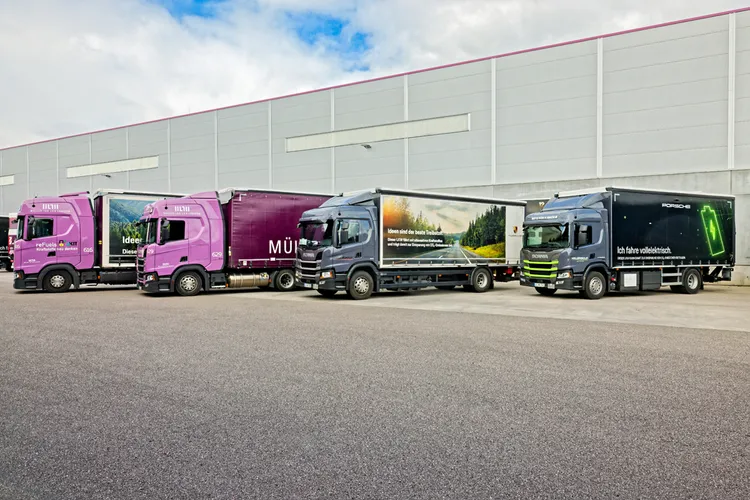 在保時捷重型貨車運輸物流逐步去碳的期間，以生質燃氣（CNG 和 LNG）為動力來源的重型貨車早已在保時捷投入使用。原廠照片