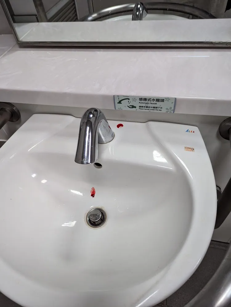 魏國彥到廁所發現有傷者的血跡。翻攝魏國彥臉書