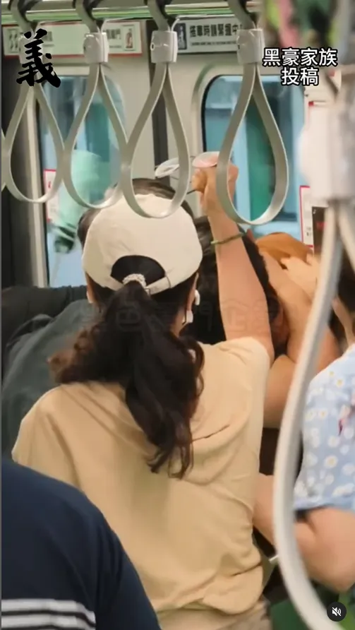 台中捷運砍人嫌犯，遭民眾壓制爆頭。翻攝passing0301 IG