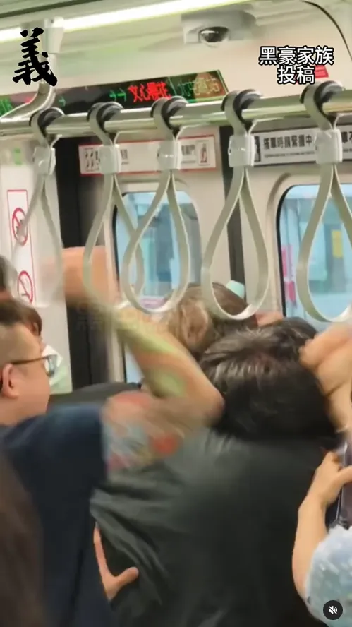 台中捷運砍人嫌犯，遭民眾壓制爆頭。翻攝passing0301 IG