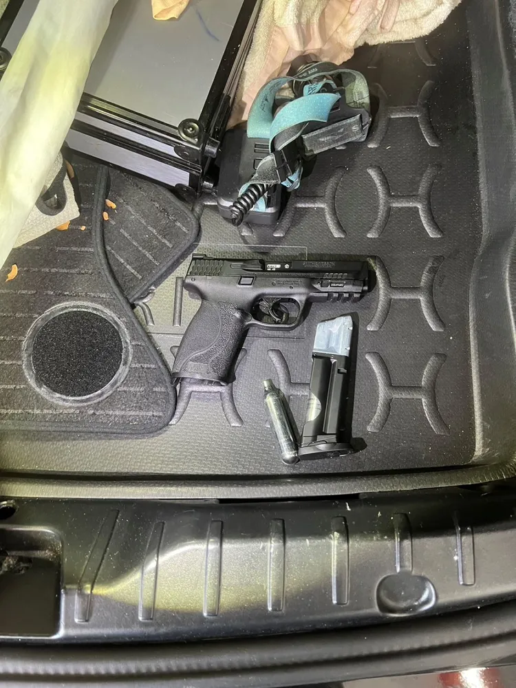 警方查獲空氣手槍。翻攝畫面