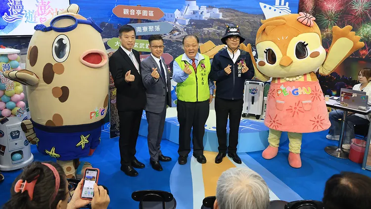 高雄旅展今盛大開幕，澎湖縣參展，縣長陳光復（右二）及高雄市長陳其邁（右一）出席。澎湖縣府提供